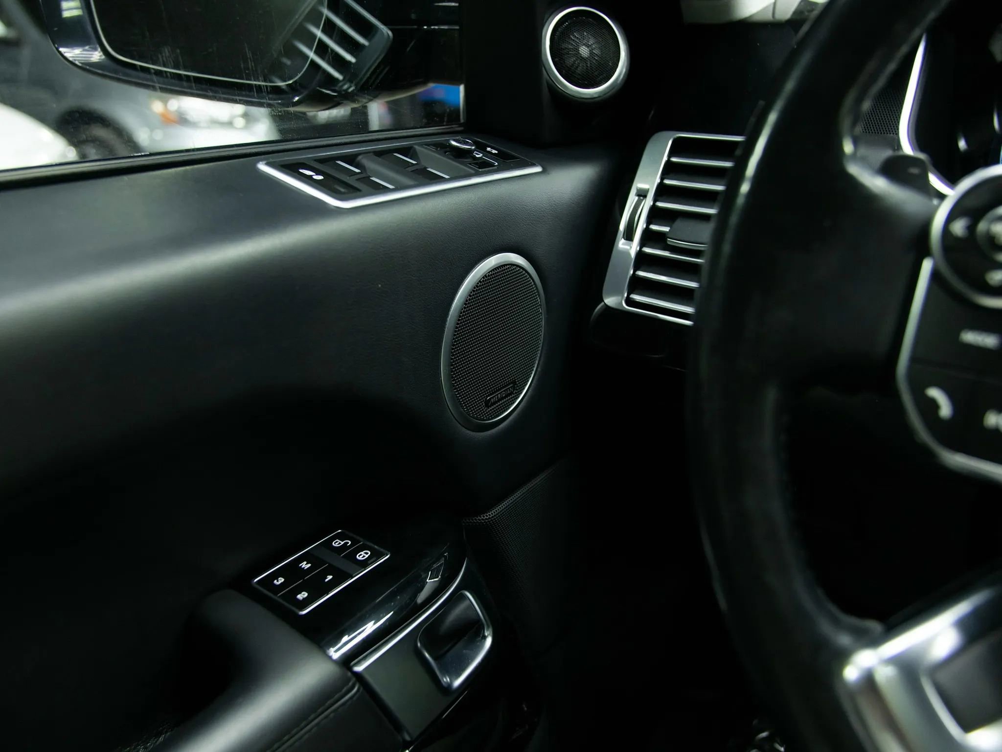 Used 2015 Land Rover Range Rover Supercharged image 35