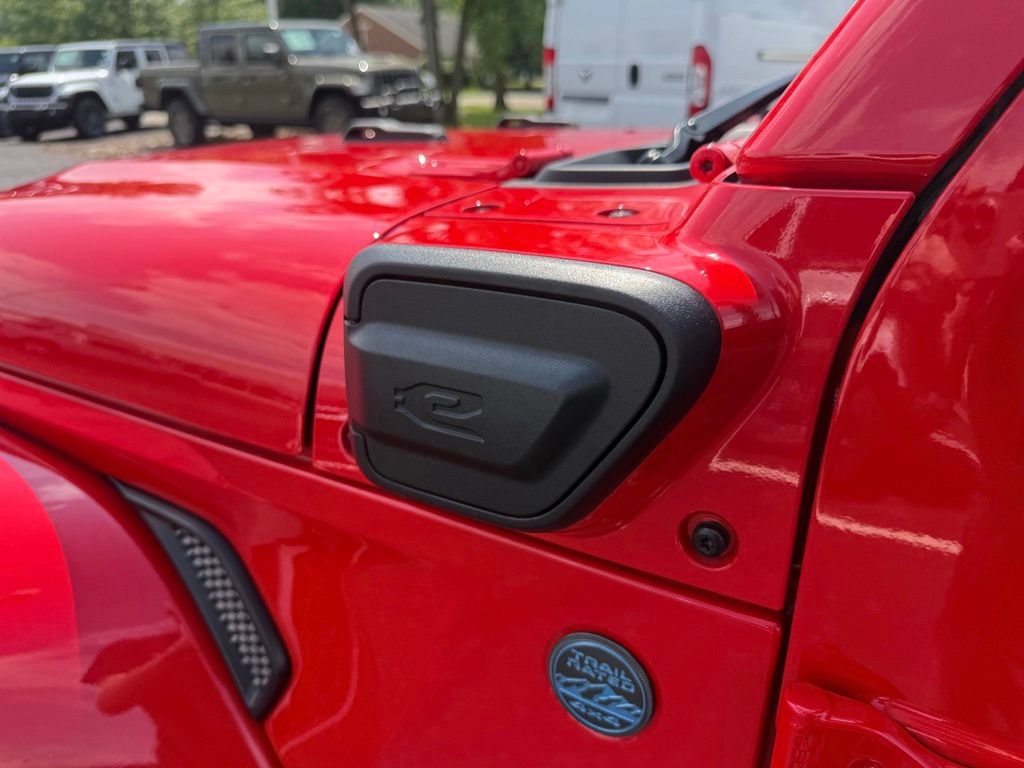 Used 2025 Jeep Wrangler Unlimited Sahara AWD/4WD image 11