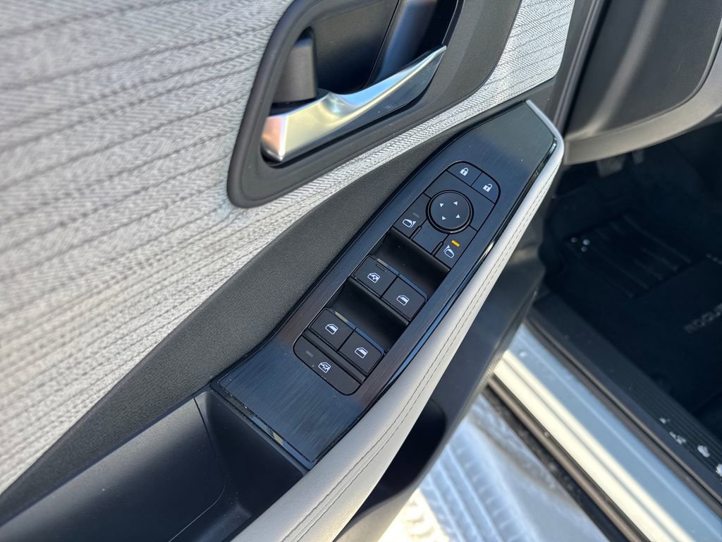 Used 2023 Nissan Rogue SV image 12