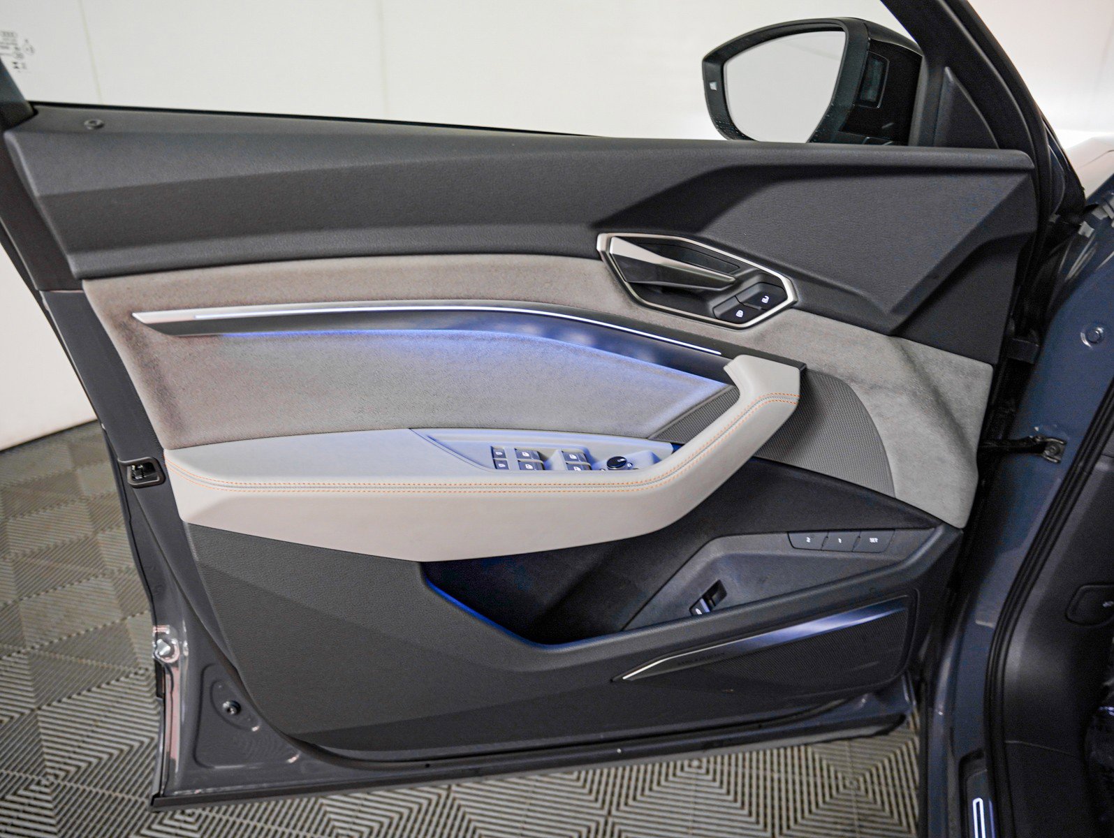 Used 2024 Audi Q8 e-tron Prestige w/ Prestige Package image 23