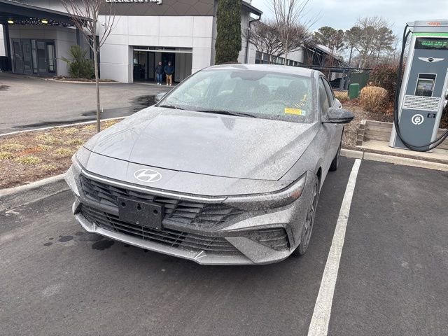 Used 2025 Hyundai Elantra Sport image 2
