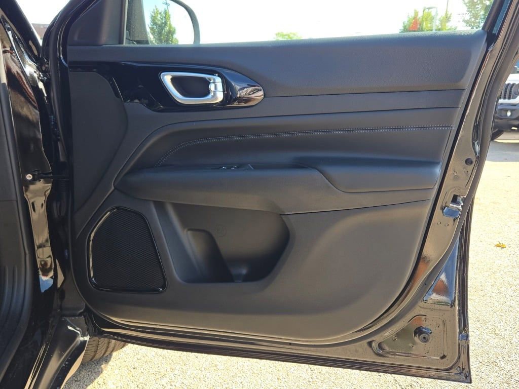 New 2026 Jeep Compass Latitude image 9