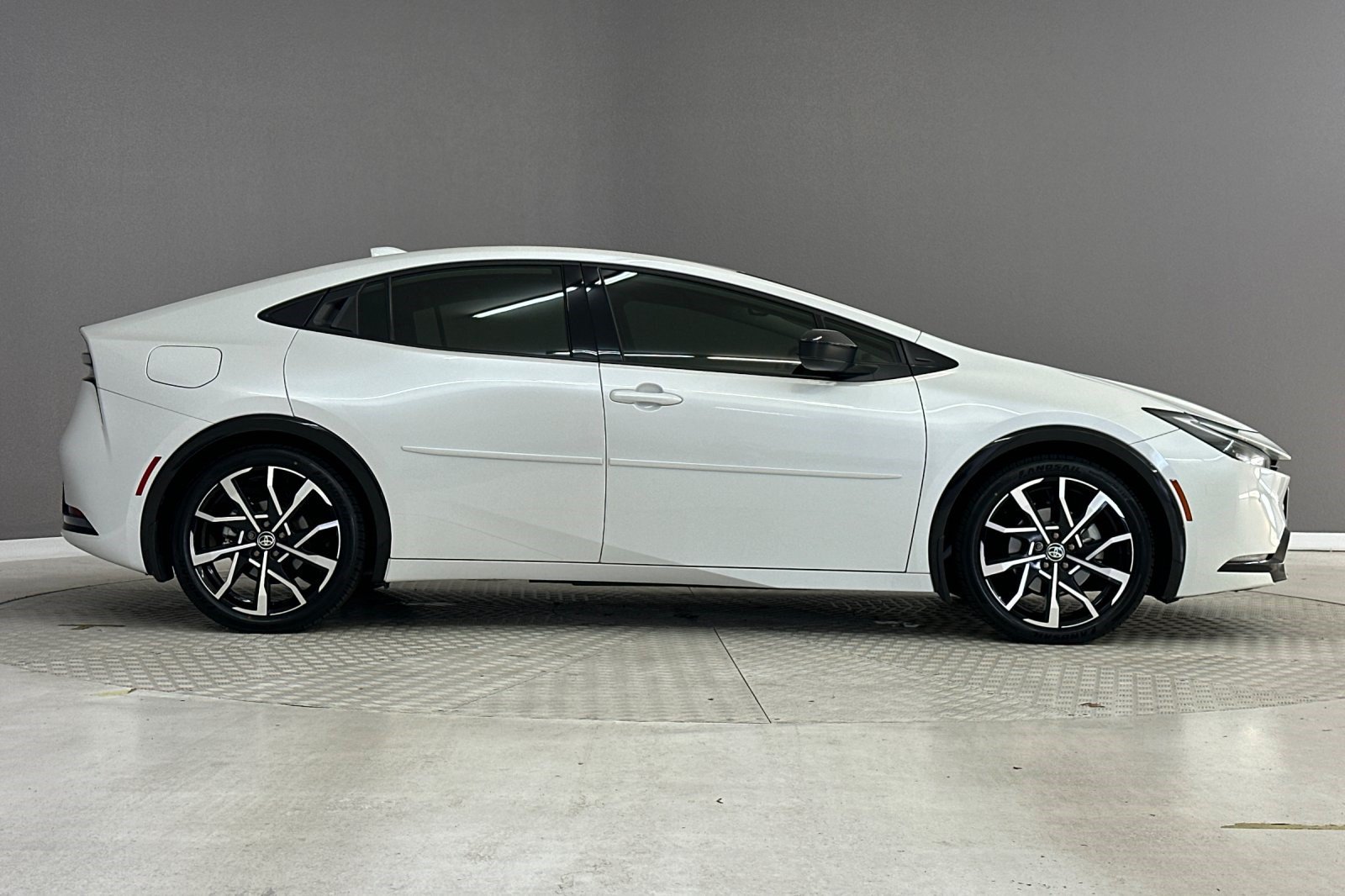 Used 2024 Toyota Prius Prime FWD image 8
