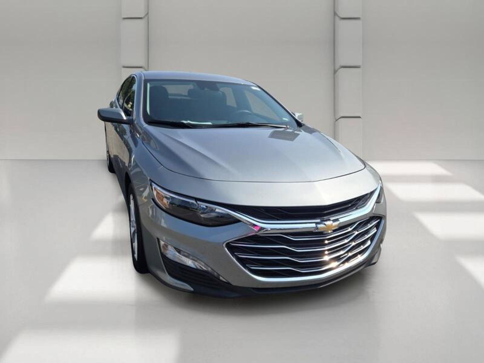 Used 2025 Chevrolet Malibu LT FWD image 3