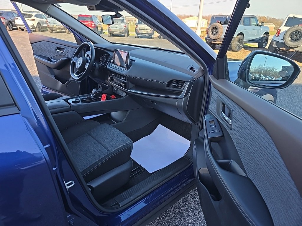 Used 2023 Nissan Rogue SV image 17