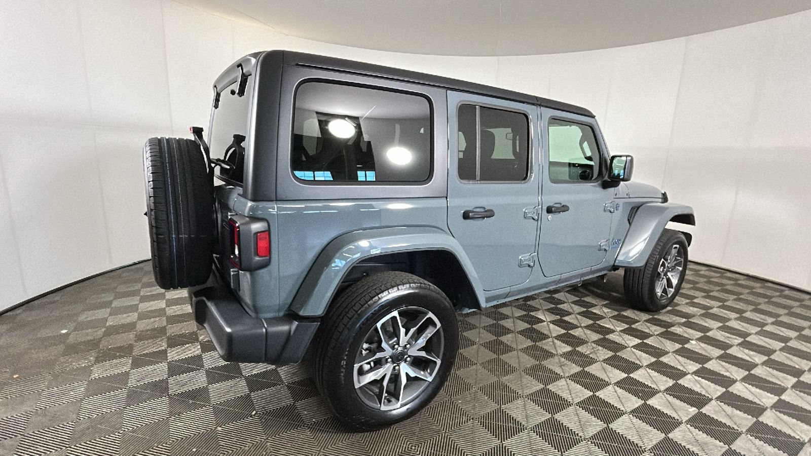 Used 2024 Jeep Wrangler Unlimited w/ Convenience Group AWD/4WD image 3