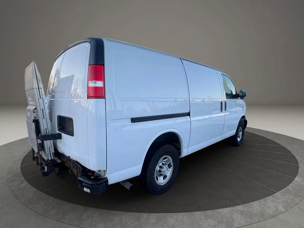 Used 2021 Chevrolet Express 3500 Regular Van 3D w/ Driver Convenience Package image 5