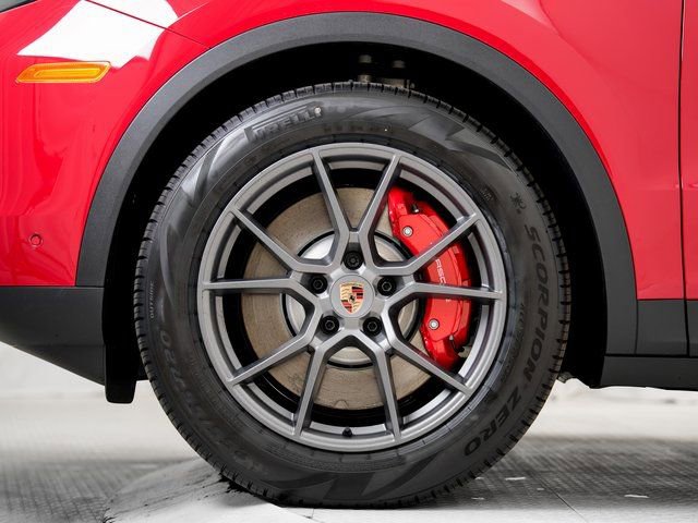 Certified 2025 Porsche Cayenne S AWD/4WD image 32