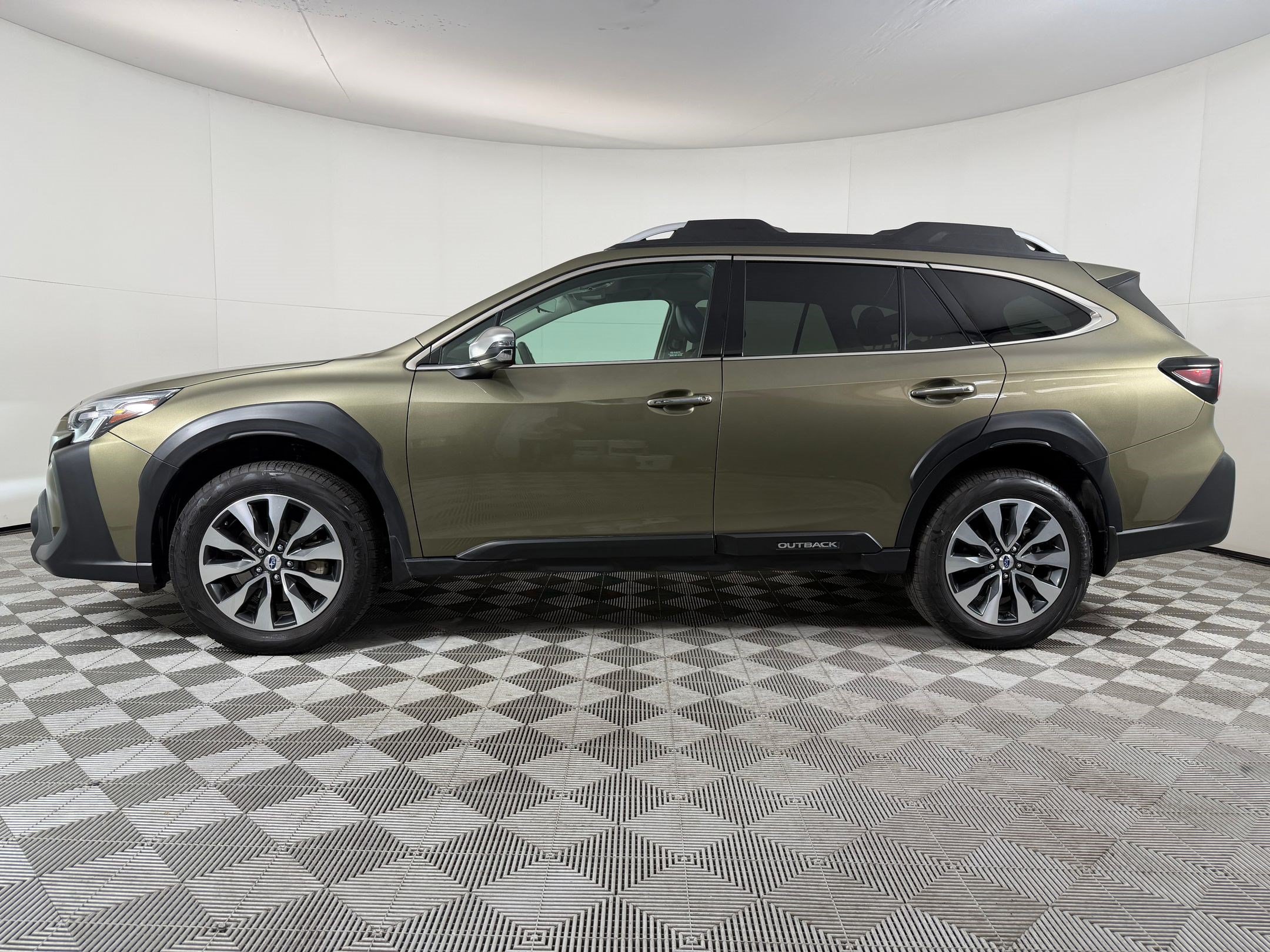 Used 2025 Subaru Outback Touring XT AWD/4WD image 2