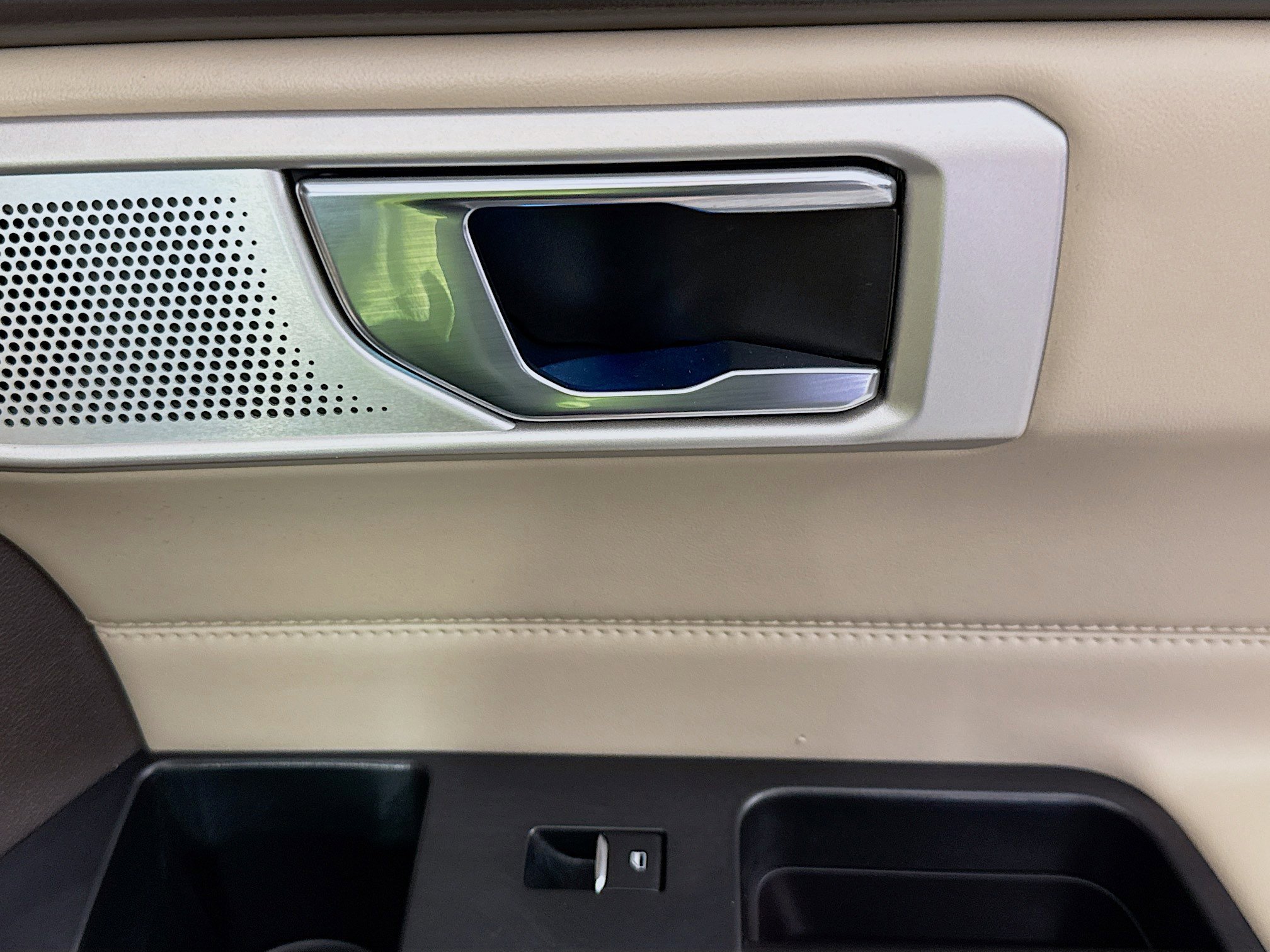 Used 2020 Ford Explorer Platinum w/ Premium Technology Package image 30