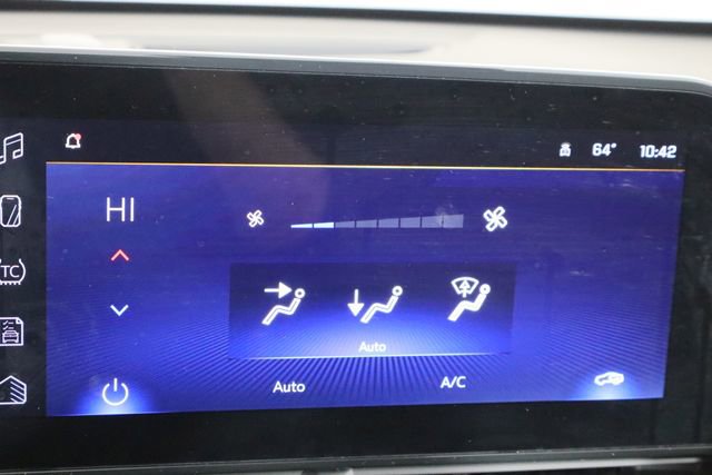 Used 2025 Chevrolet Trax LT w/ LT Convenience Package image 29