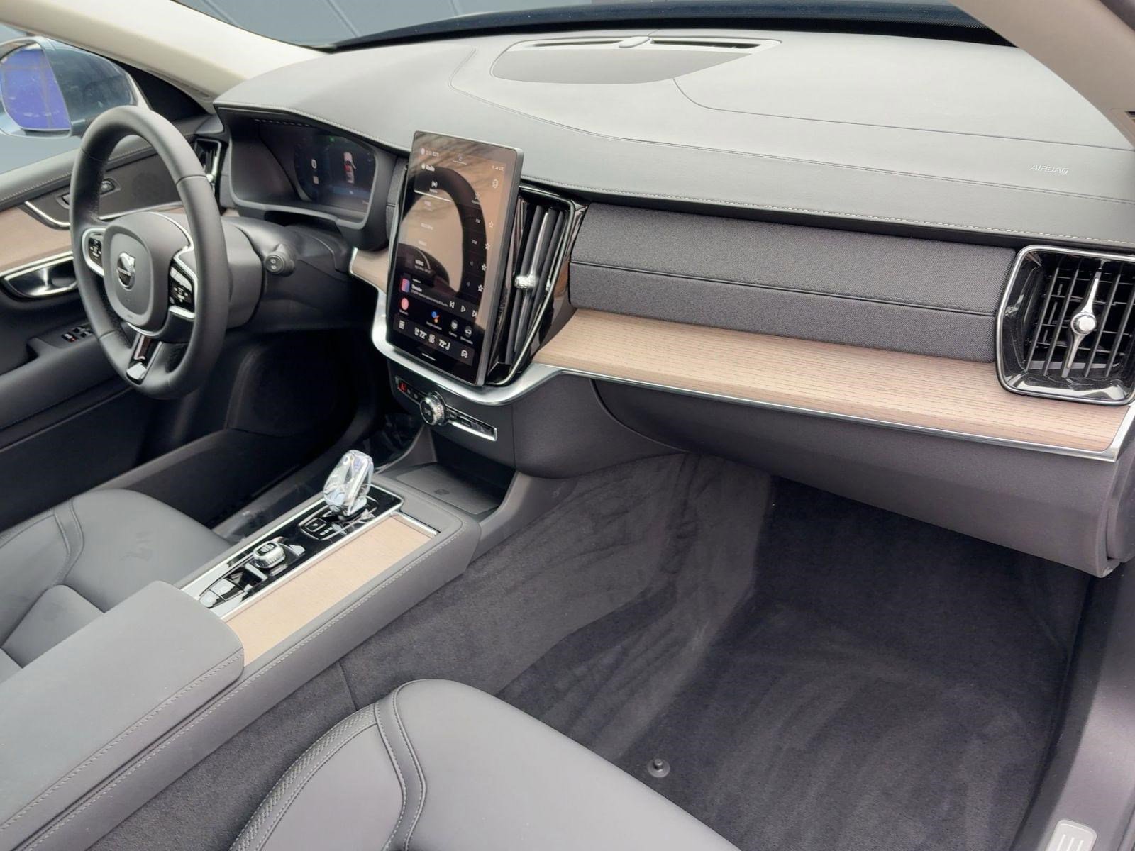 Certified 2025 Volvo XC90 B6 Plus image 31