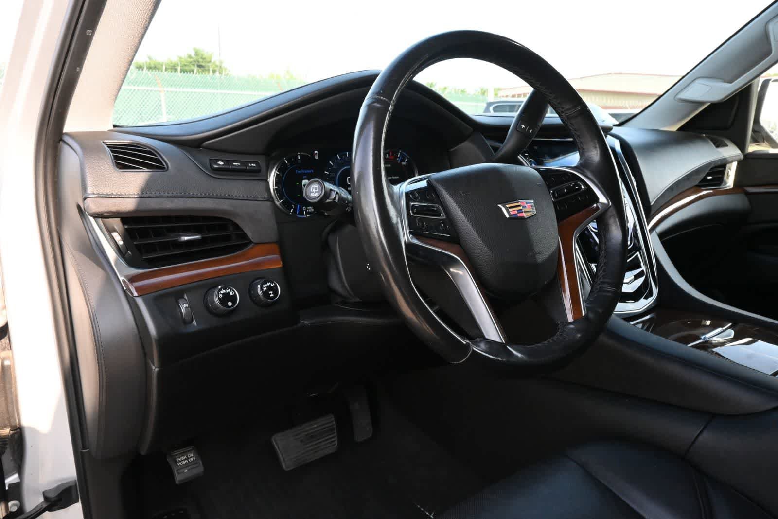 Used 2019 Cadillac Escalade ESV Luxury AWD/4WD image 16