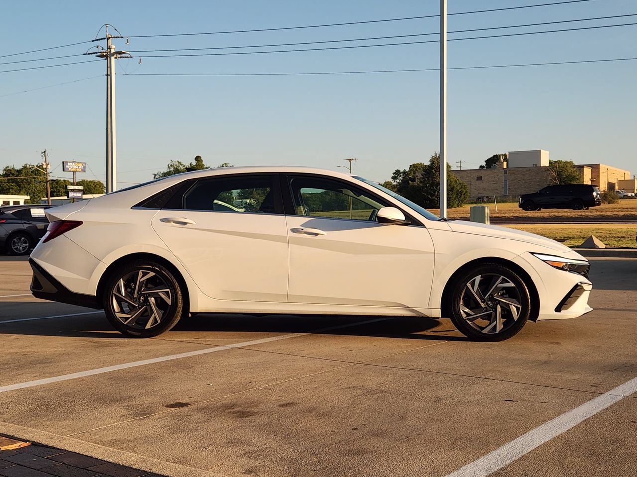 Used 2025 Hyundai Elantra SEL FWD image 4