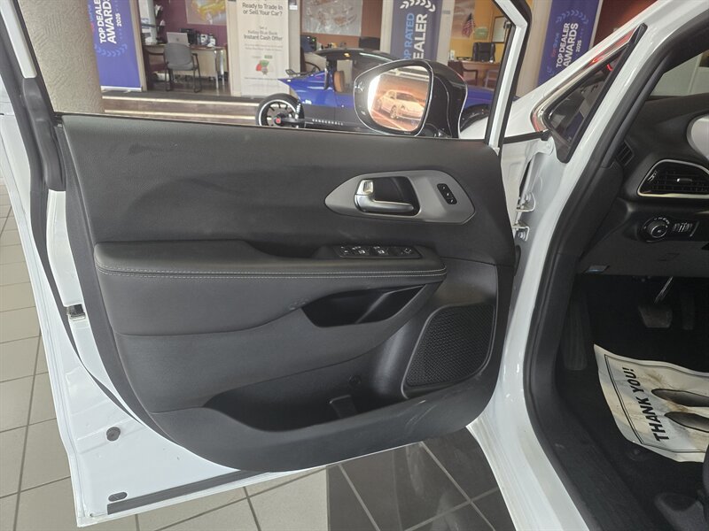Used 2025 Chrysler Pacifica Select FWD image 8