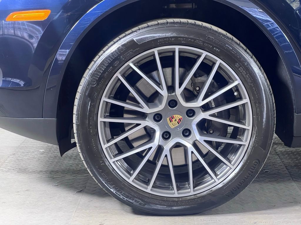 Certified 2023 Porsche Cayenne Platinum Edition image 11