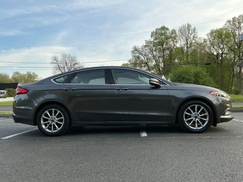 Used 2017 Ford Fusion SE FWD image 4