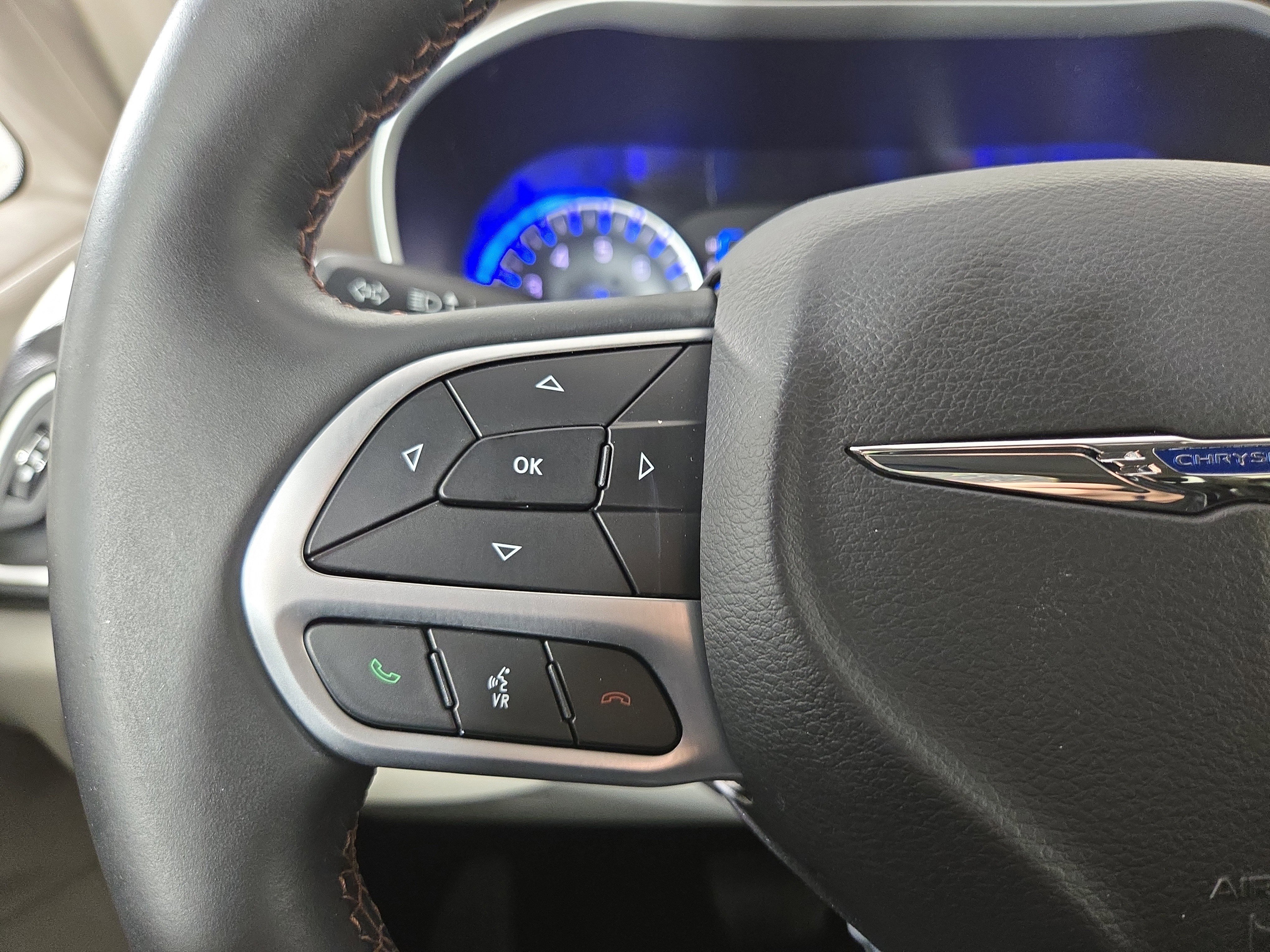 Used 2017 Chrysler Pacifica Touring-L image 17