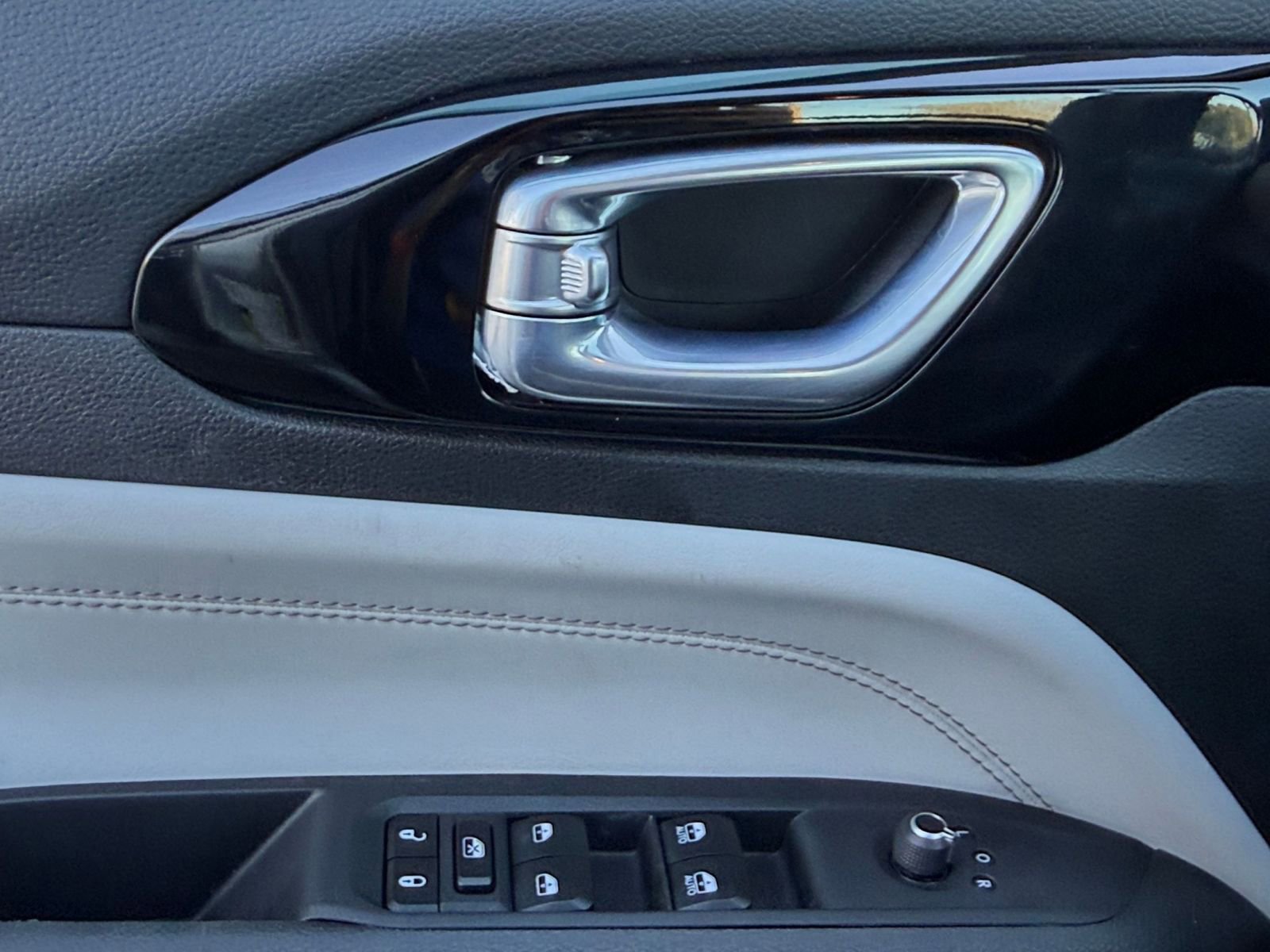 Used 2025 Jeep Compass Limited image 18