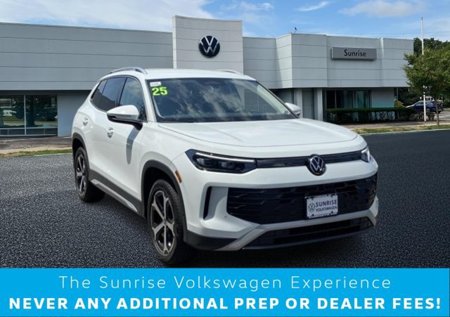 Used 2025 Volkswagen Tiguan SE AWD/4WD image 1