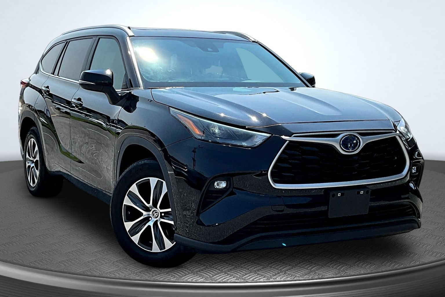 Used 2023 Toyota Highlander XLE FWD image 2
