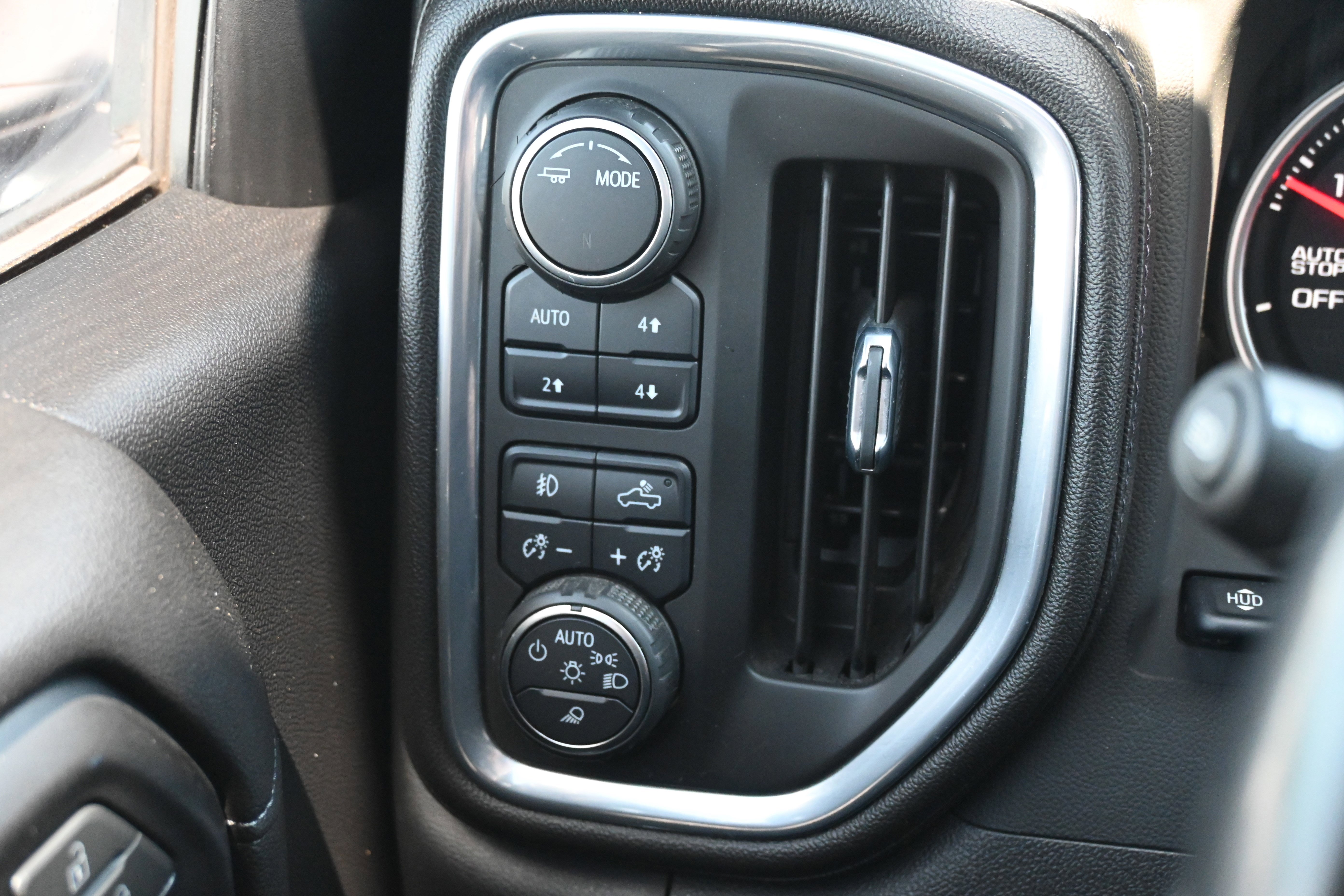 Used 2022 Chevrolet Silverado 1500 LTZ w/ LTZ Premium Package AWD/4WD image 29
