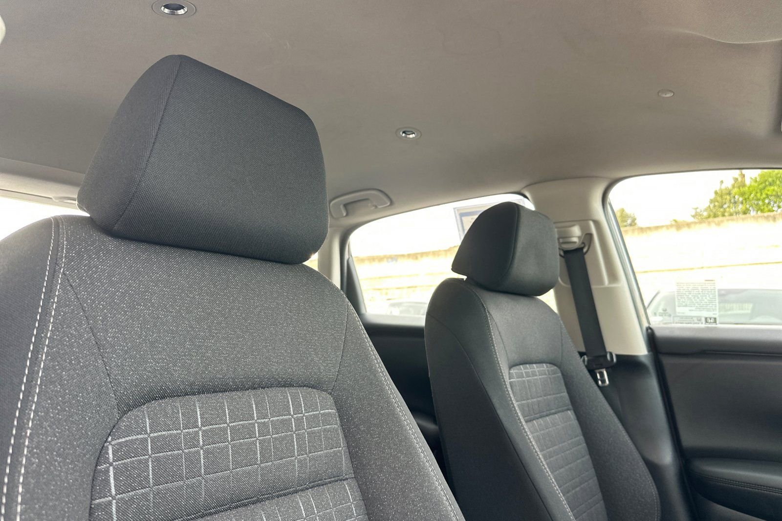 Used 2025 Honda HR-V LX image 19