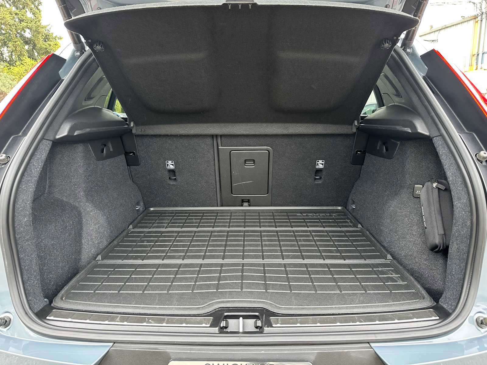 Certified 2023 Volvo XC40 B5 Plus w/ Protection Package Premier AWD/4WD image 15