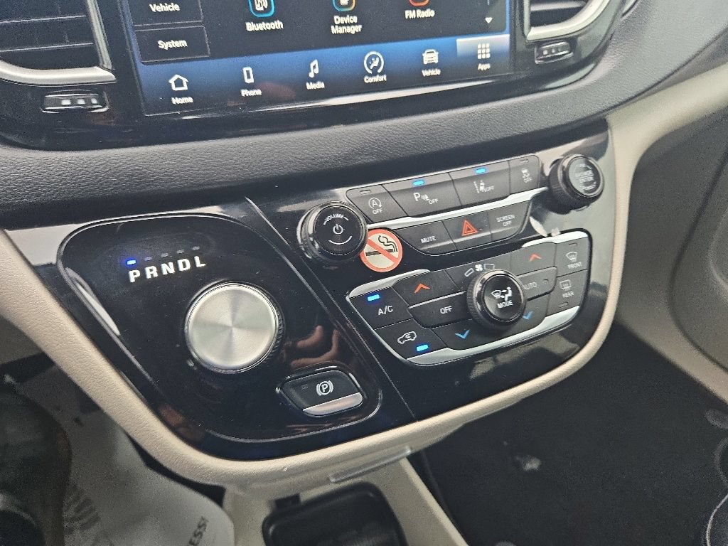 Used 2023 Chrysler Pacifica Touring-L FWD image 16