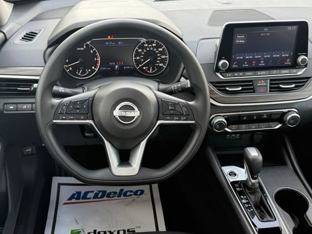 Used 2025 Nissan Altima 2.5 SV FWD image 19