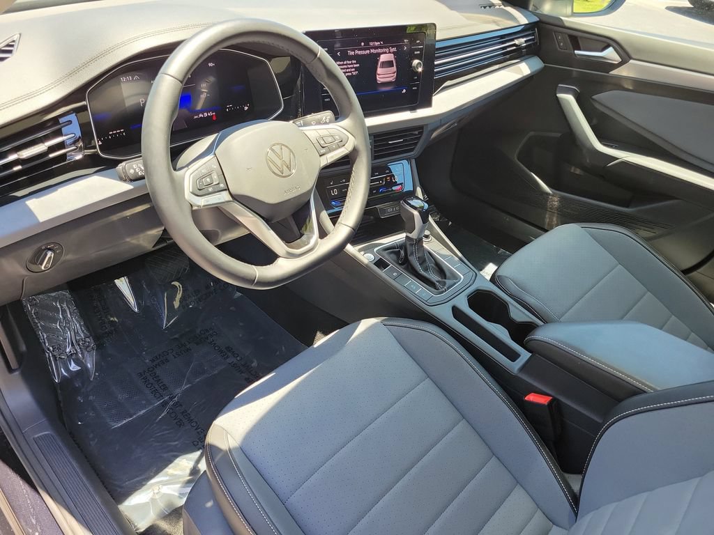Used 2025 Volkswagen Jetta SE w/ Sunroof Package FWD image 21