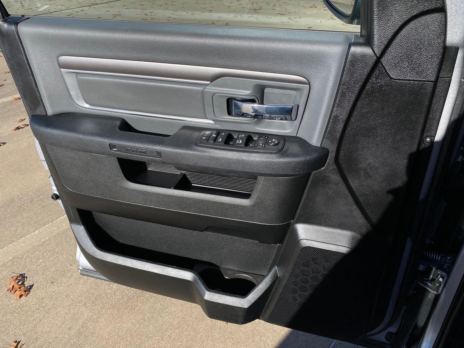 Used 2023 RAM 1500 Classic SLT image 25