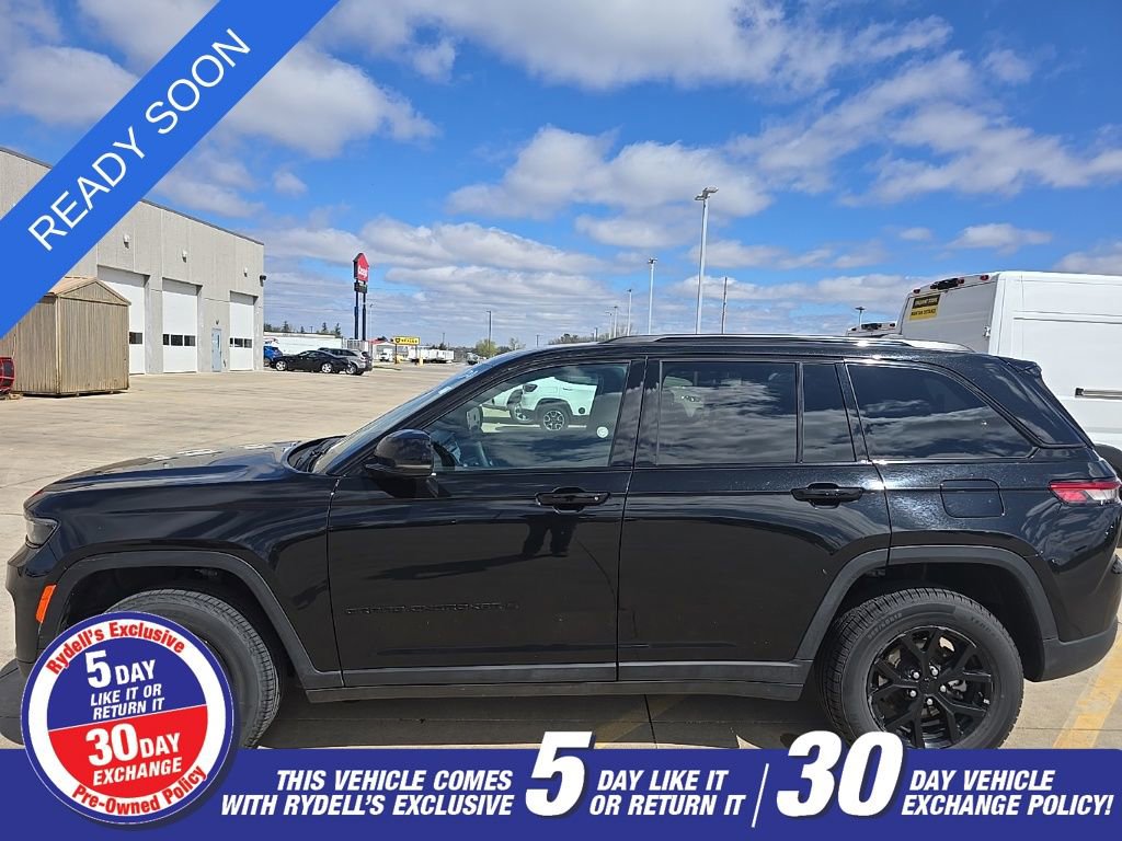 Used 2025 Jeep Grand Cherokee Altitude AWD/4WD image 1