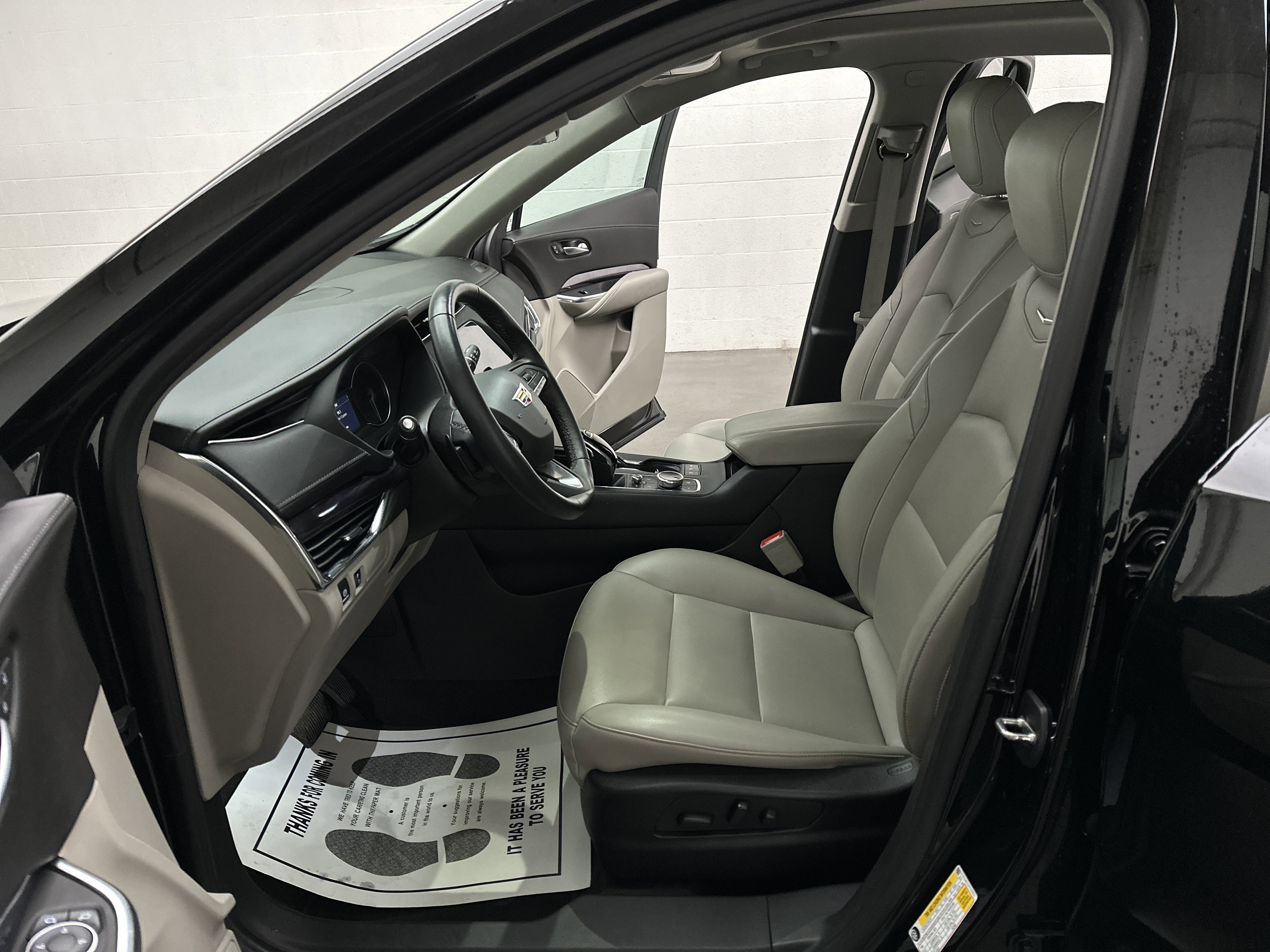 Used 2023 Cadillac XT4 Luxury w/ Cold Weather Package image 18