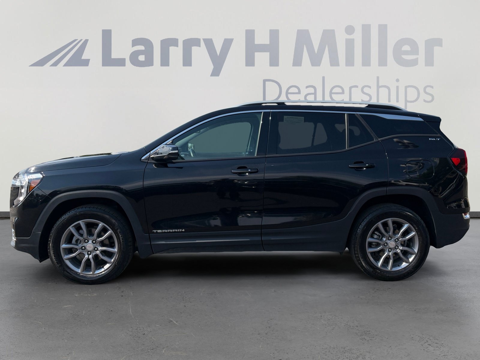 Used 2024 GMC Terrain SLT AWD/4WD image 2