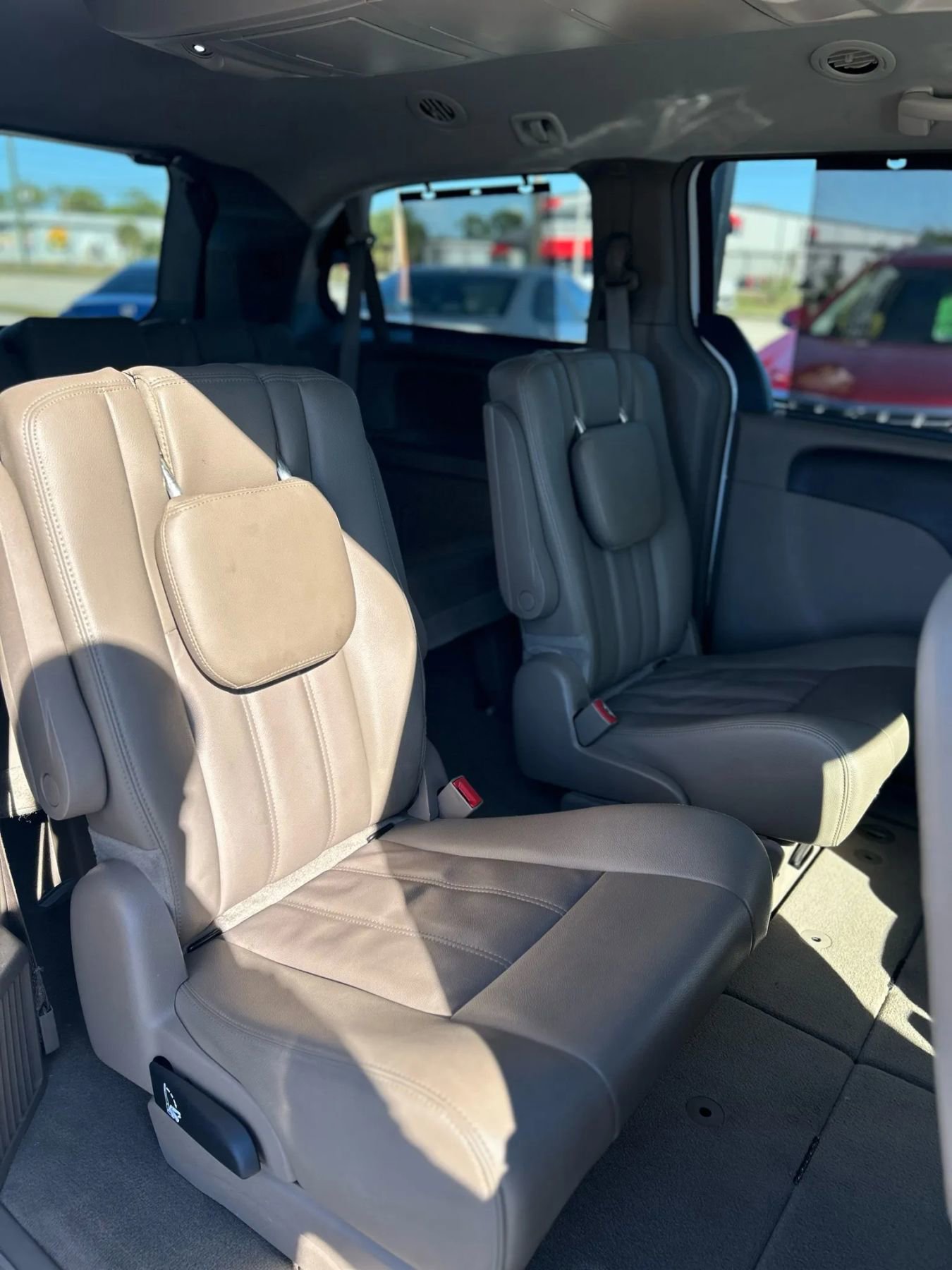 Used 2016 Chrysler Town & Country Touring image 15