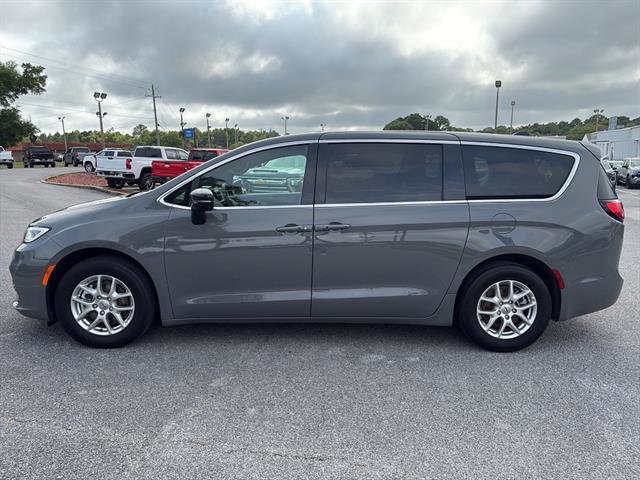 Used 2025 Chrysler Pacifica Select FWD image 3