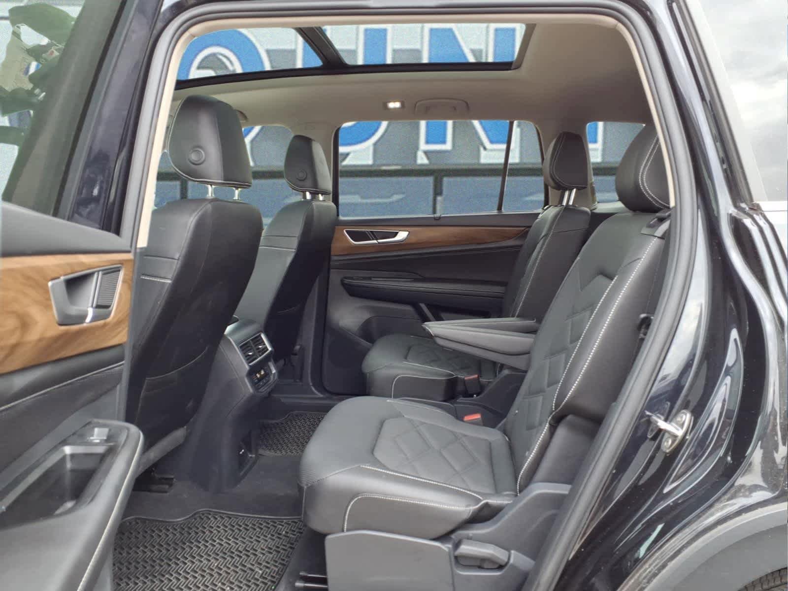 Used 2025 Volkswagen Atlas SE FWD image 9