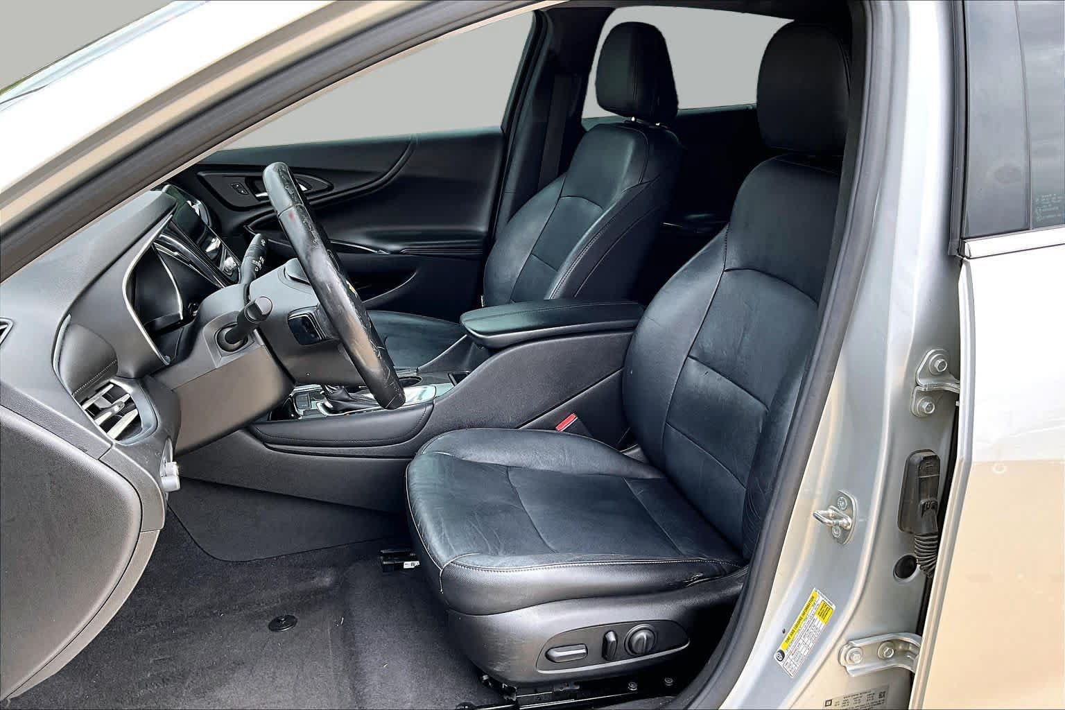 Used 2017 Chevrolet Malibu LT w/ Leather Package FWD image 8