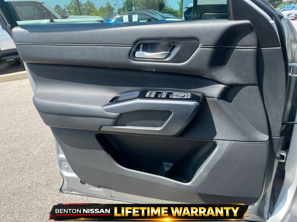 Used 2025 Nissan Pathfinder SL FWD image 11