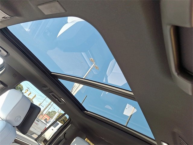 Used 2025 Chevrolet Suburban Premier image 13