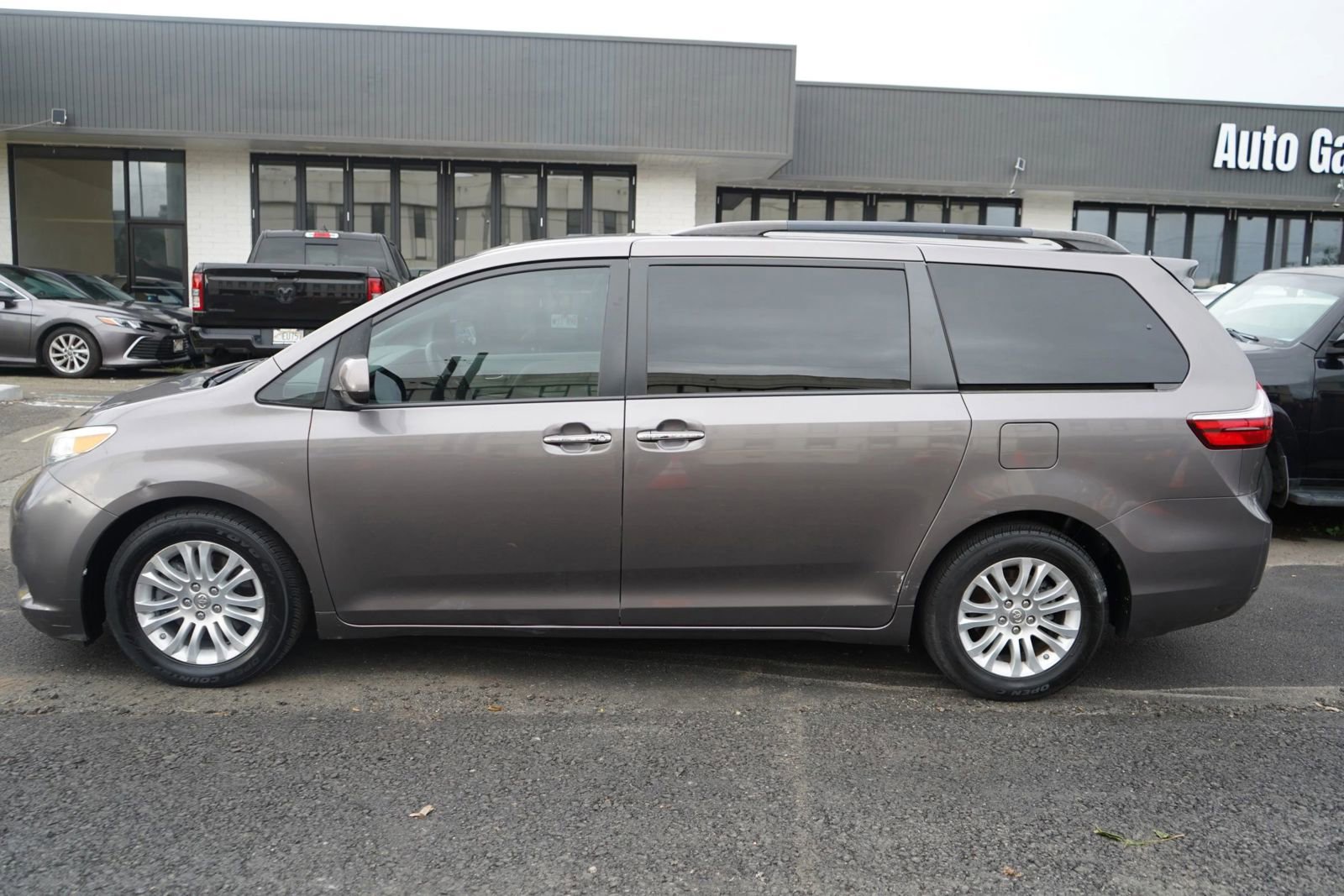 Used 2015 Toyota Sienna FWD image 2
