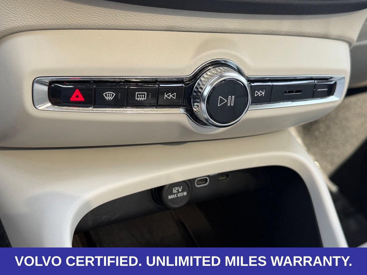 Certified 2024 Volvo XC40 B5 Plus AWD/4WD image 23
