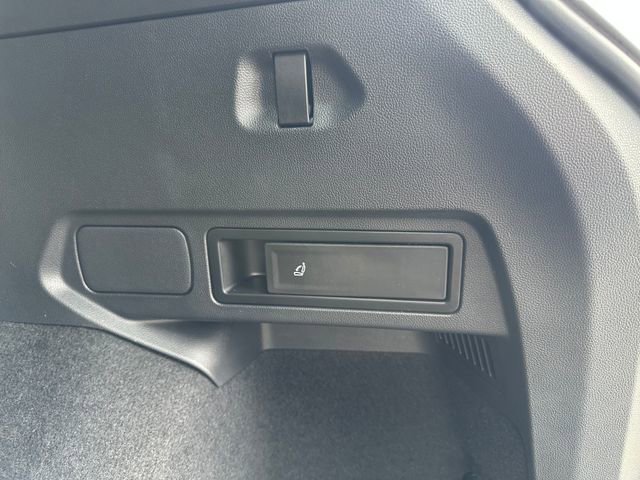 Used 2022 Volkswagen Tiguan SEL R-Line image 23