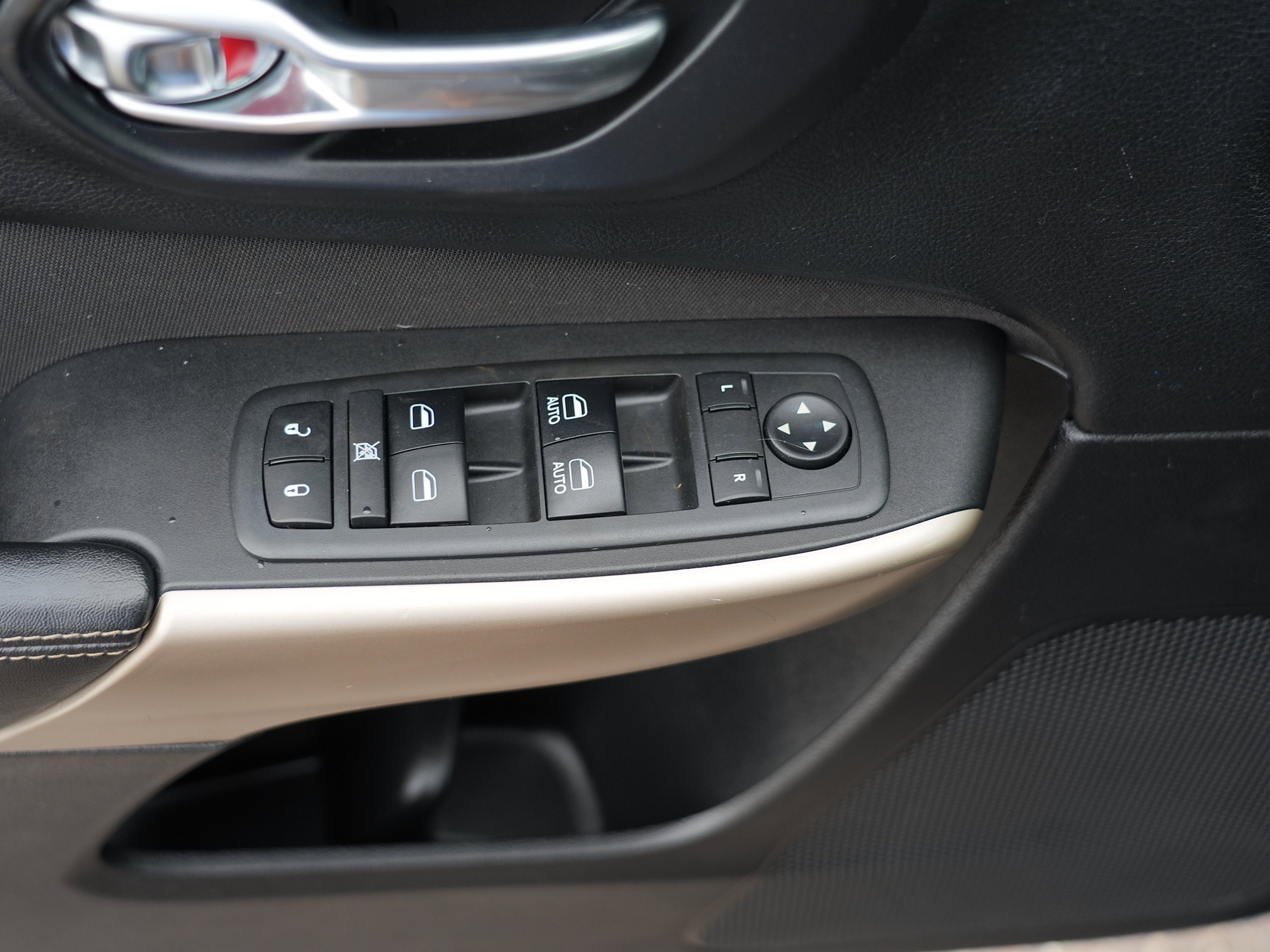Used 2018 Jeep Cherokee Latitude AWD/4WD image 16
