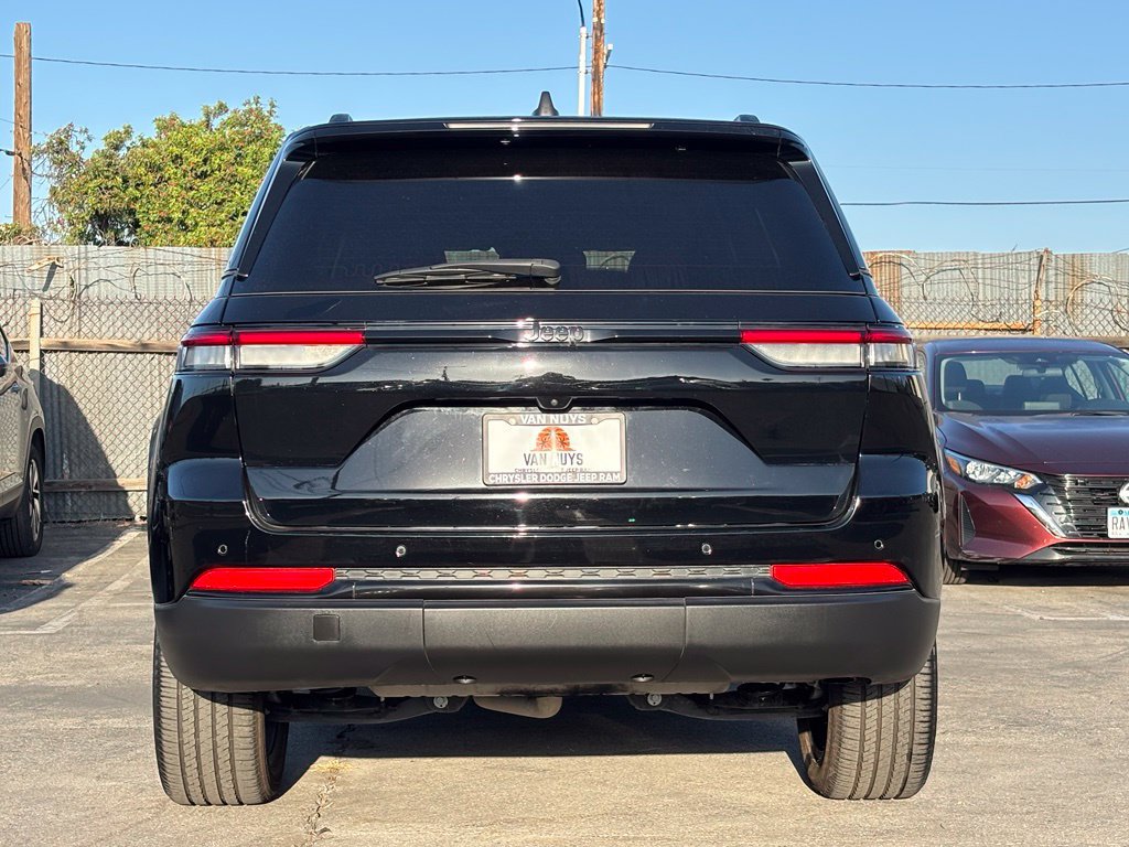 Used 2023 Jeep Grand Cherokee Altitude RWD image 4