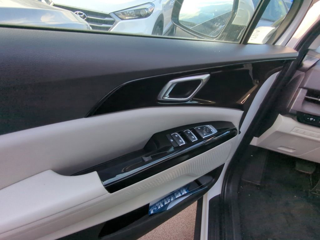 Used 2024 Kia Carnival EX FWD image 8