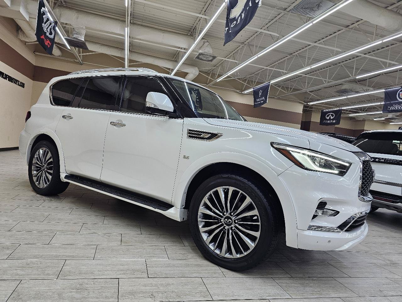 Used 2019 INFINITI QX80 Luxe w/ 22" Wheel Package AWD/4WD image 4