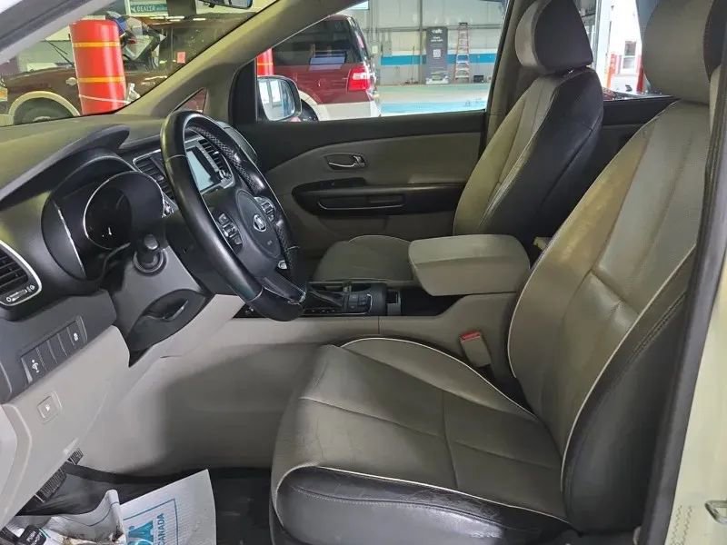 Used 2017 Kia Sedona LX w/ LX Essentials Premium Package image 3