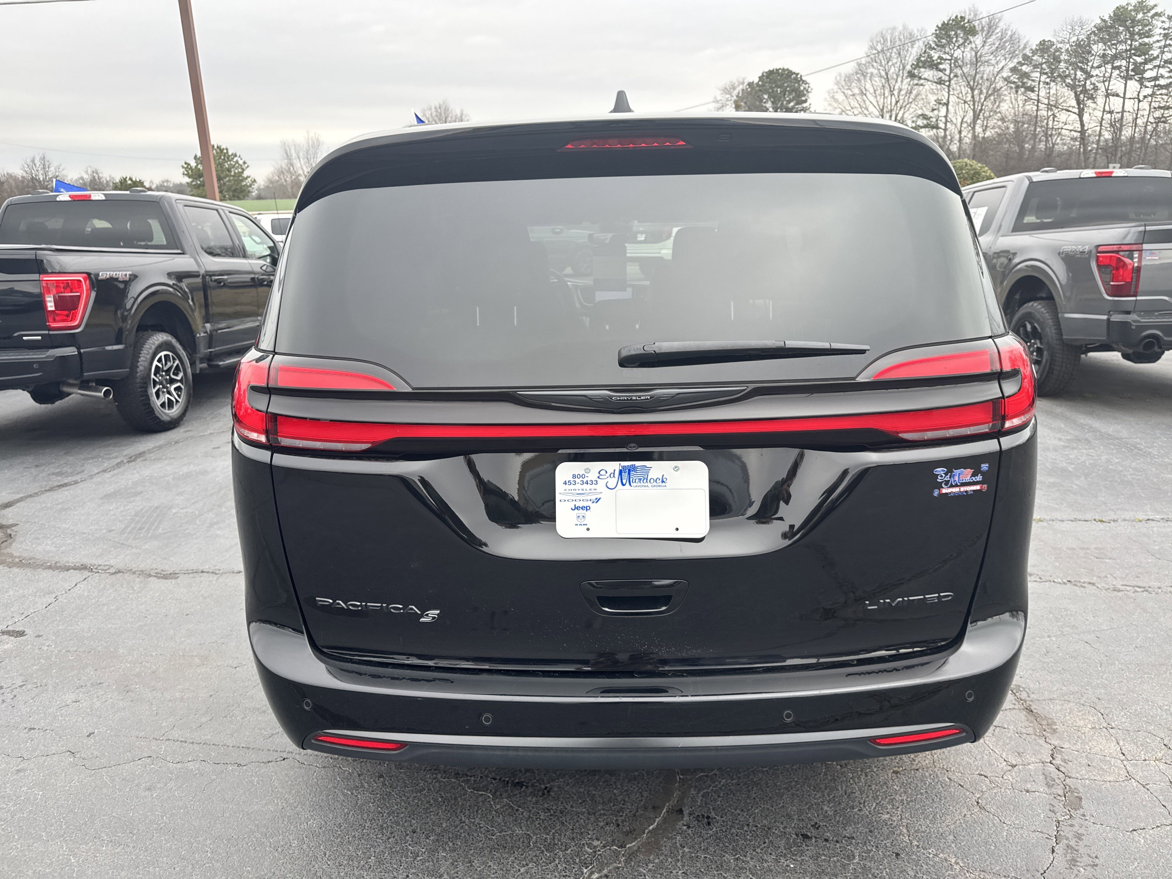 Used 2025 Chrysler Pacifica Limited image 6